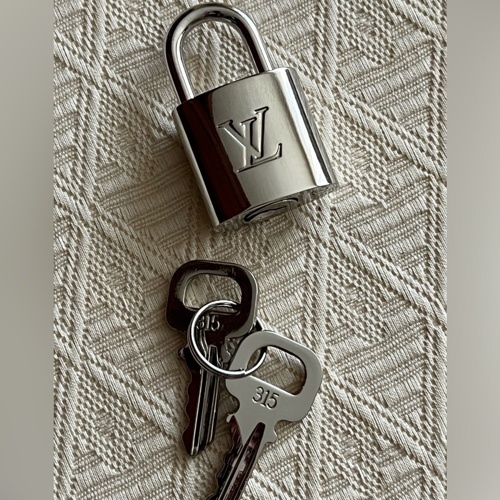 🛑SOLD🛑 Louis Vuitton Silver Lock #315 and Keys - Picture 8 of 9